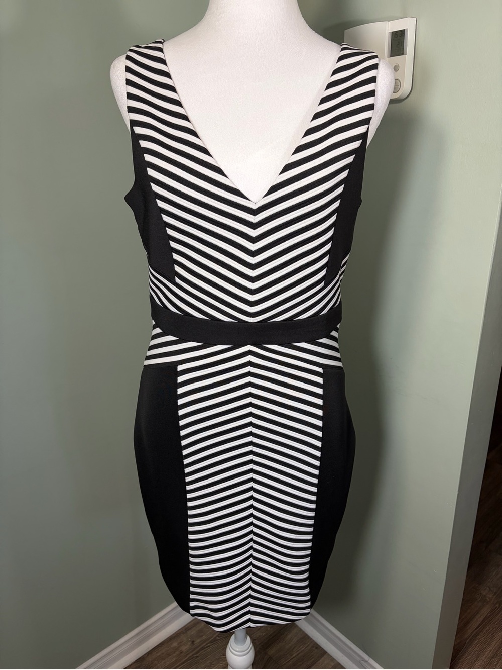 363. Guess Black & White Sleeveless V-Neck Stripe Sheath Dress